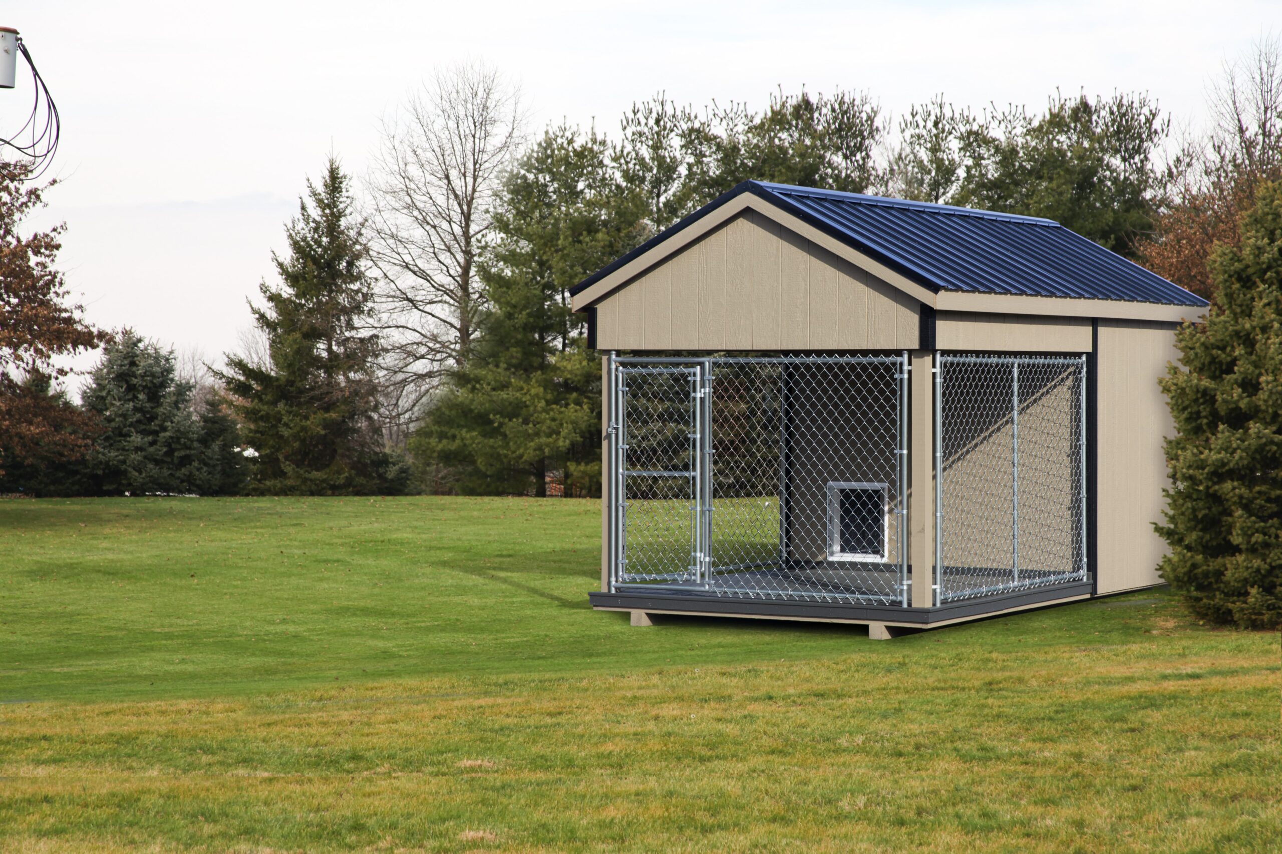Front view of an 8x14 Traditional single capacity kennel with LP siding