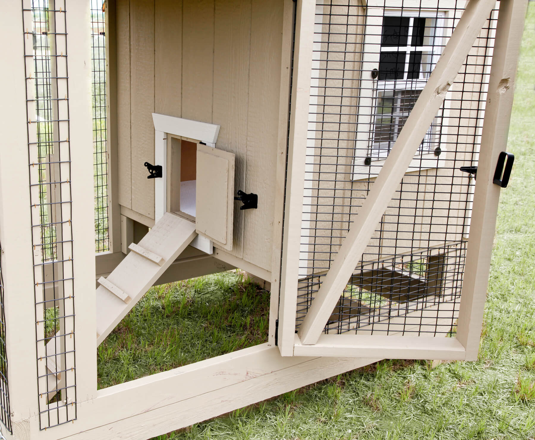 Side view of a 4x6 A-Frame Combination chicken coop