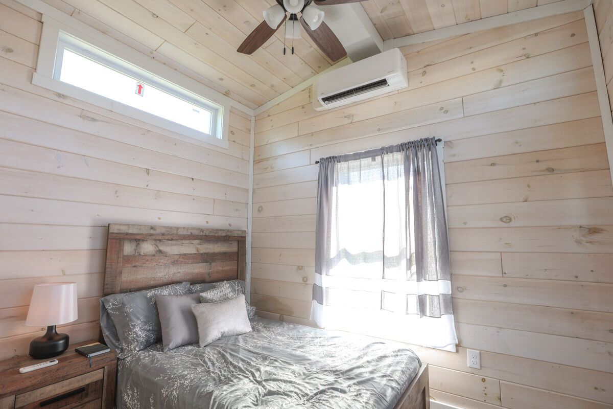 summit view bedroom with queen size bed